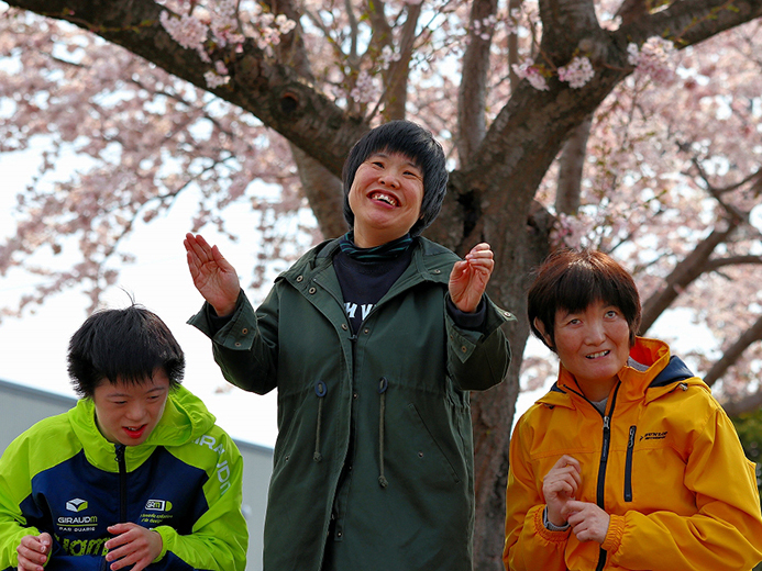 青年寮通所部　桜の木の下