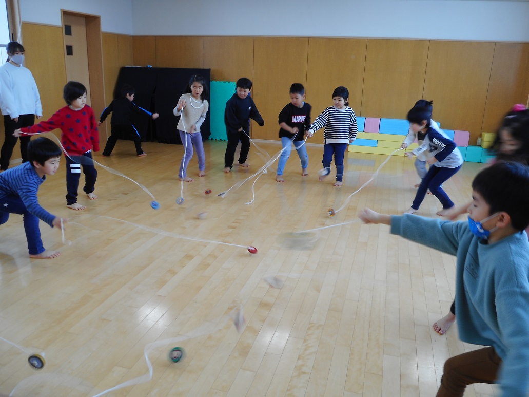 七重浜こども園「こま回し」