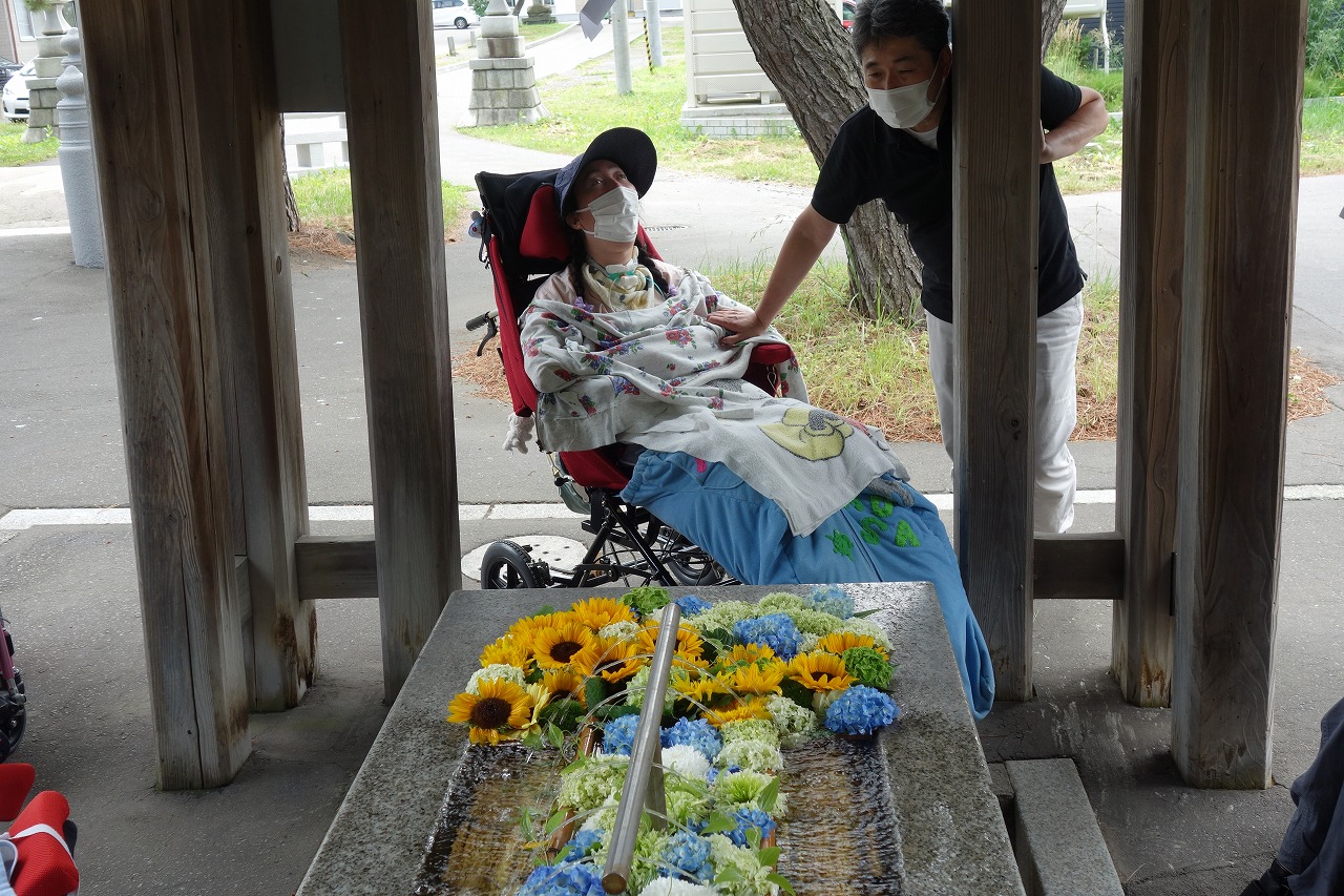 函館青年寮通所部　にじ　「夏参り！花手水きれいだね！」