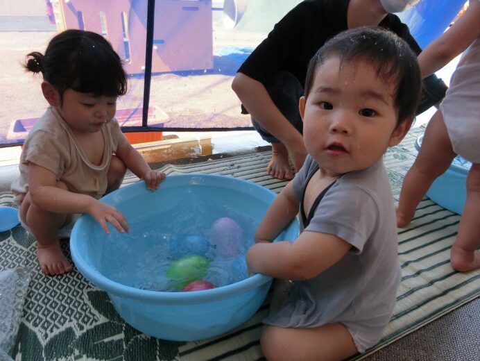 七重浜こども園　「0歳児水遊び」