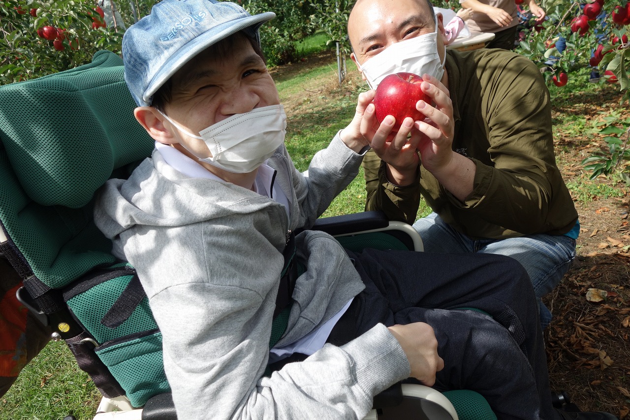 函館青年寮通所部　にじ　「真っ赤なリンゴとったどー！」