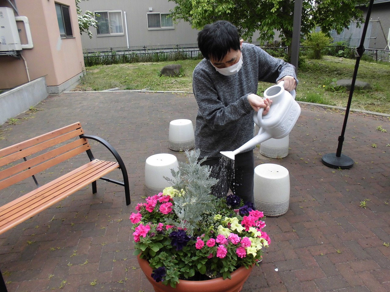 函館青年寮「花の水やり」