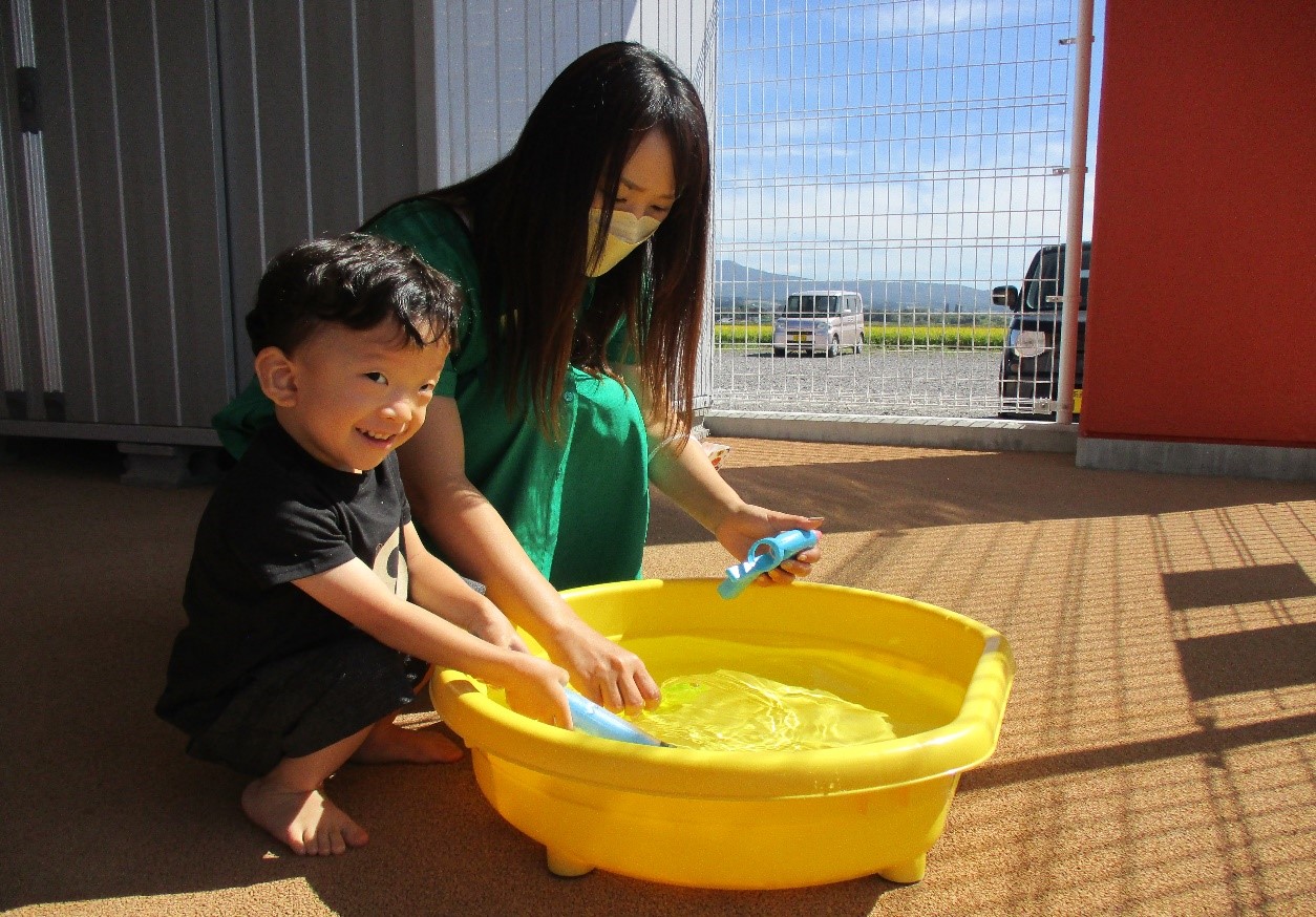 おひさま　「親子療育　色水遊び」