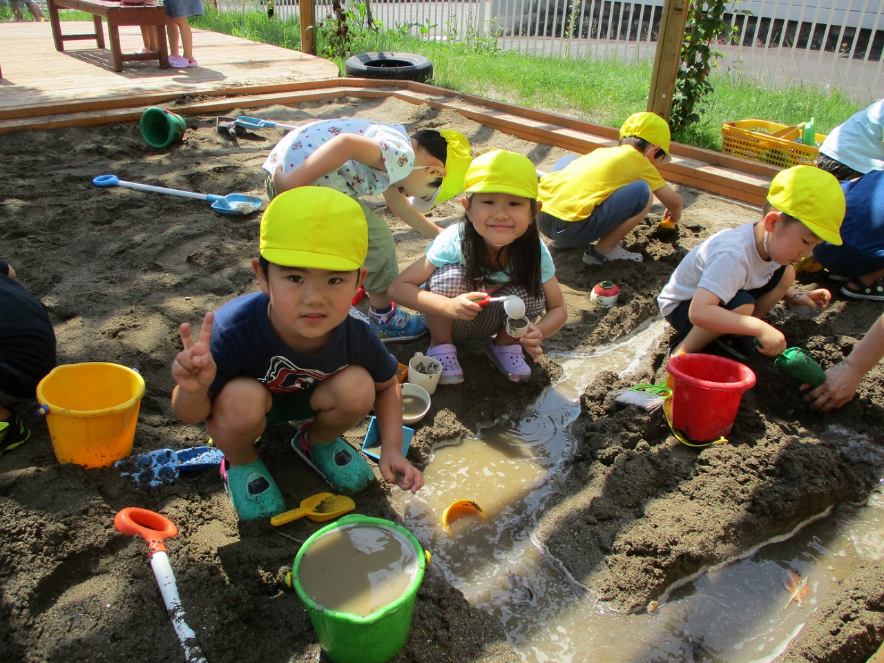 浜分こども園　「４歳児　泥遊び」