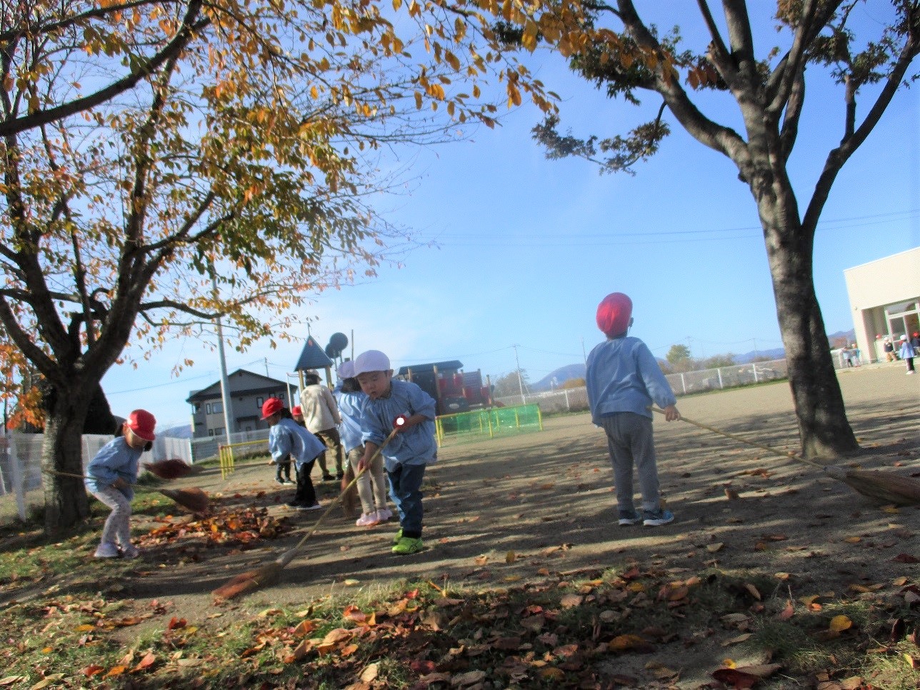 ゆうあい幼稚園「落ち葉集め」