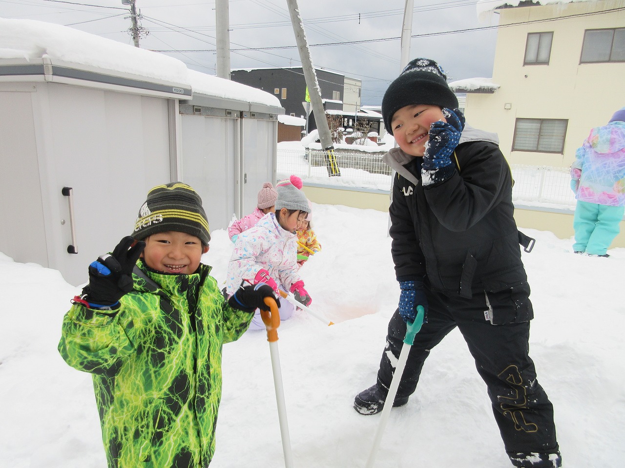 七重浜こども園　「雪遊び」