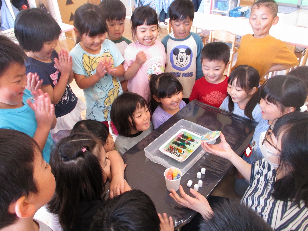 ゆうあい幼稚園　「こうやって作るんだね」