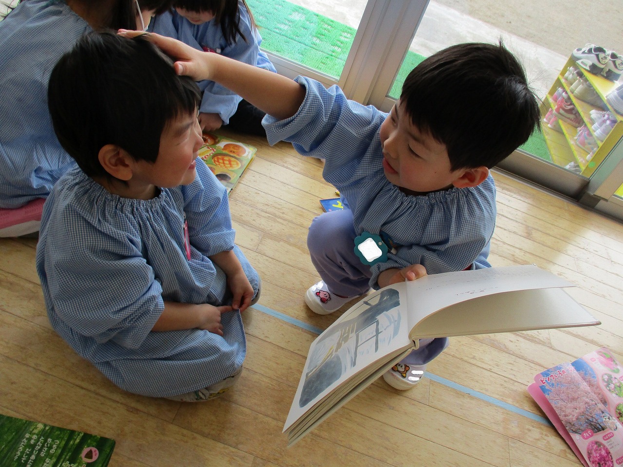 ゆうあい幼稚園「ぼくがよんであげるね」