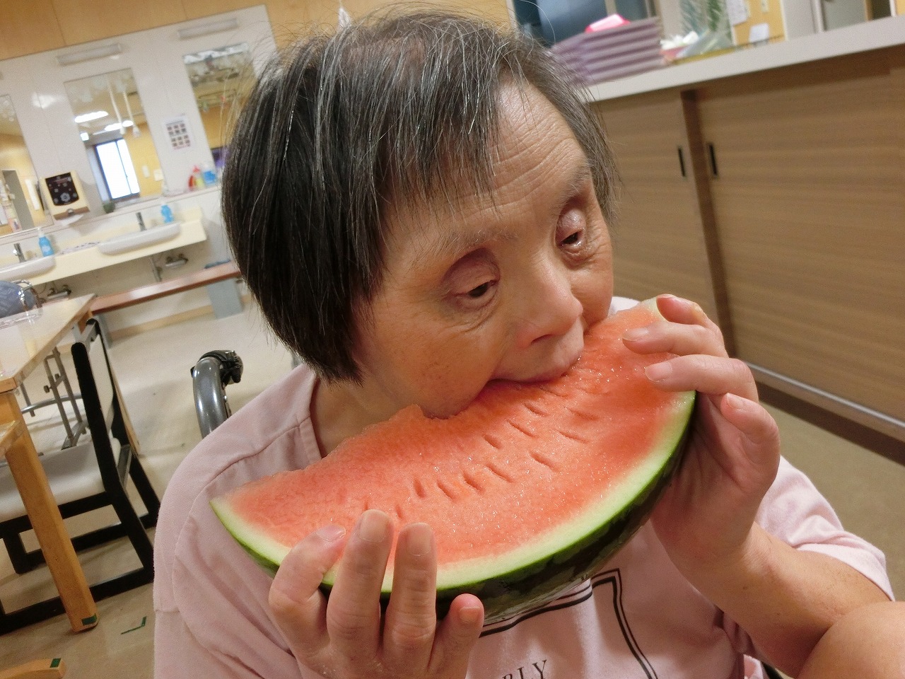 明生園　「すいか割りの後」