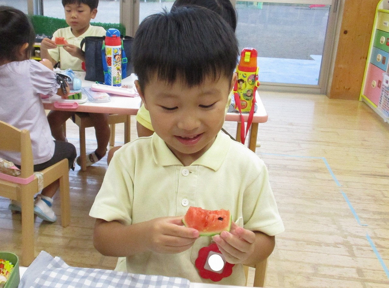 ゆうあい幼稚園 「幼稚園の畑で採れたスイカおいしいね」