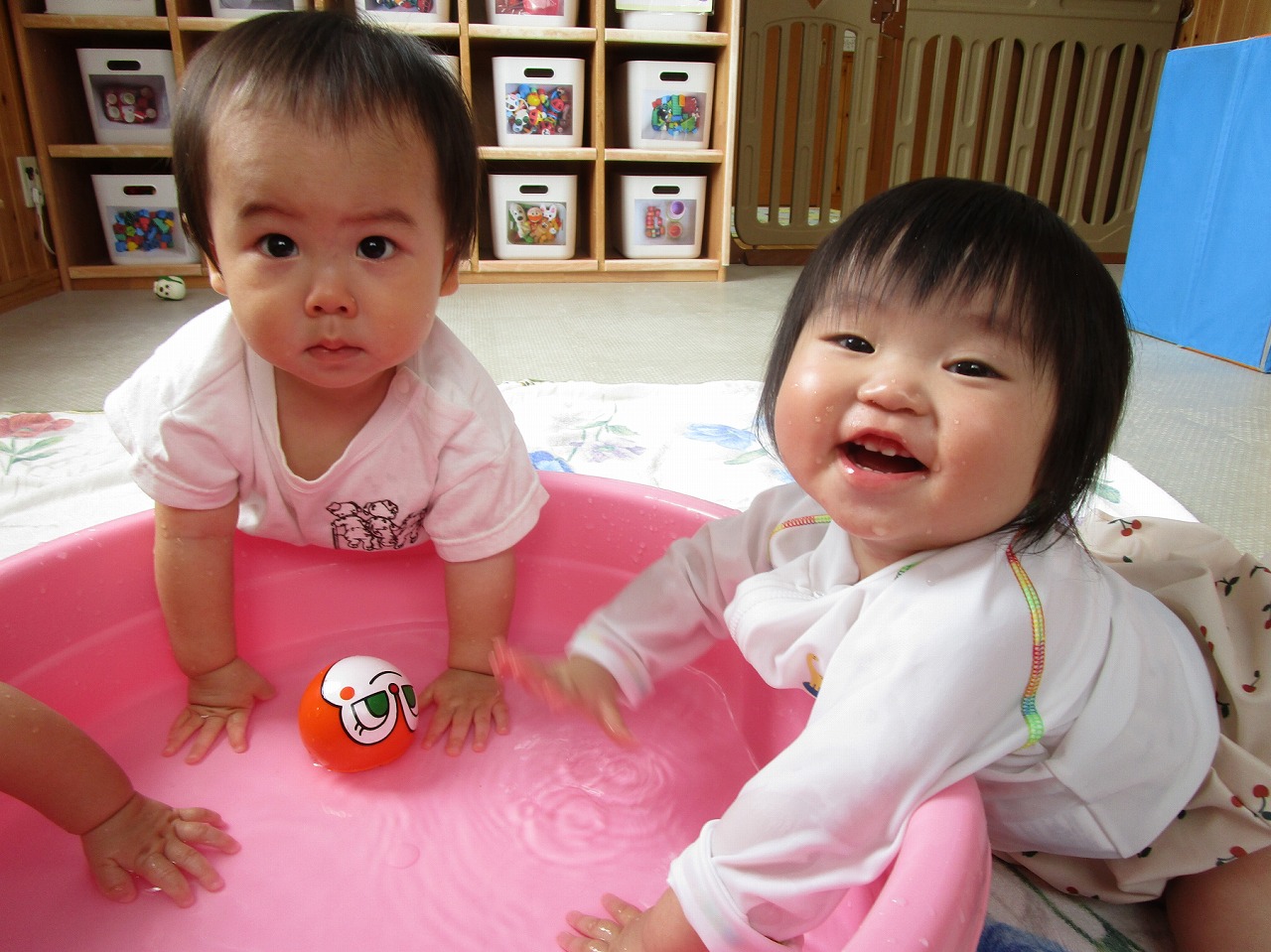 浜分こども園　「０歳児 水遊び」