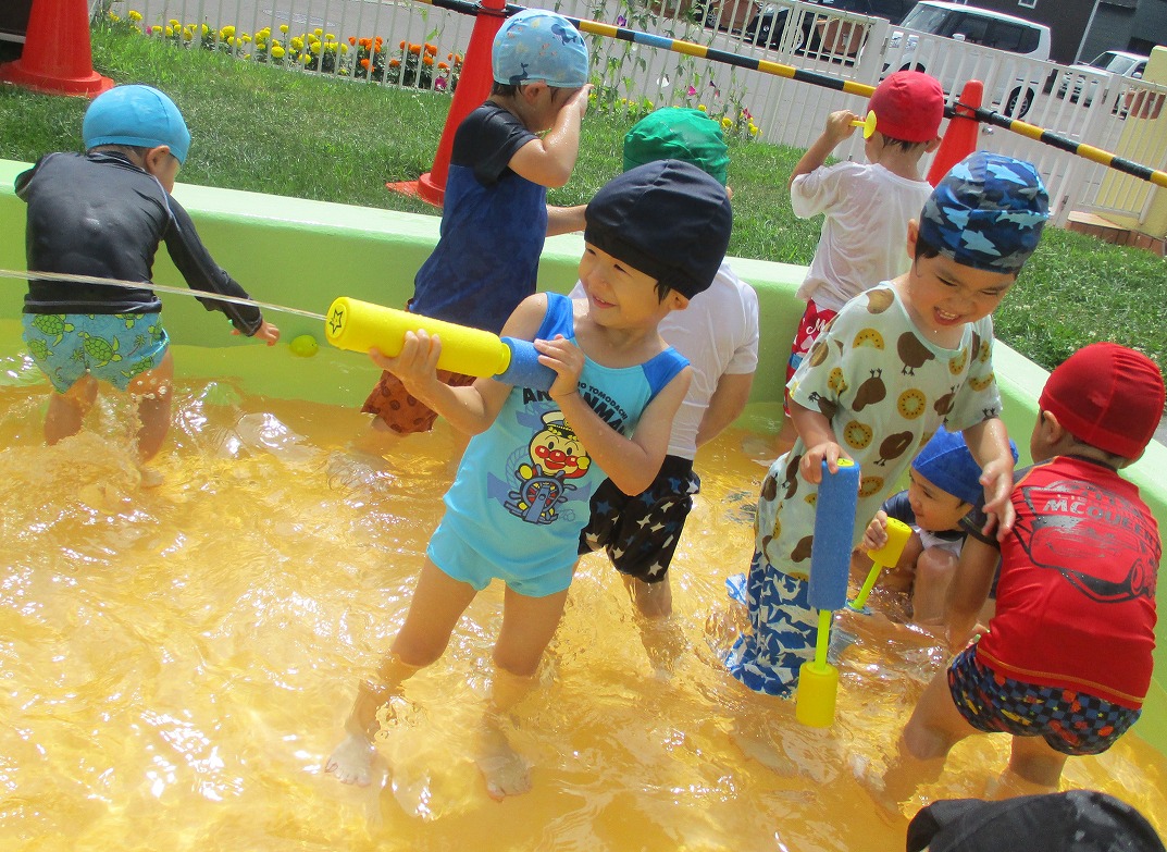 浜分こども園　「３歳児　プールで水遊び」