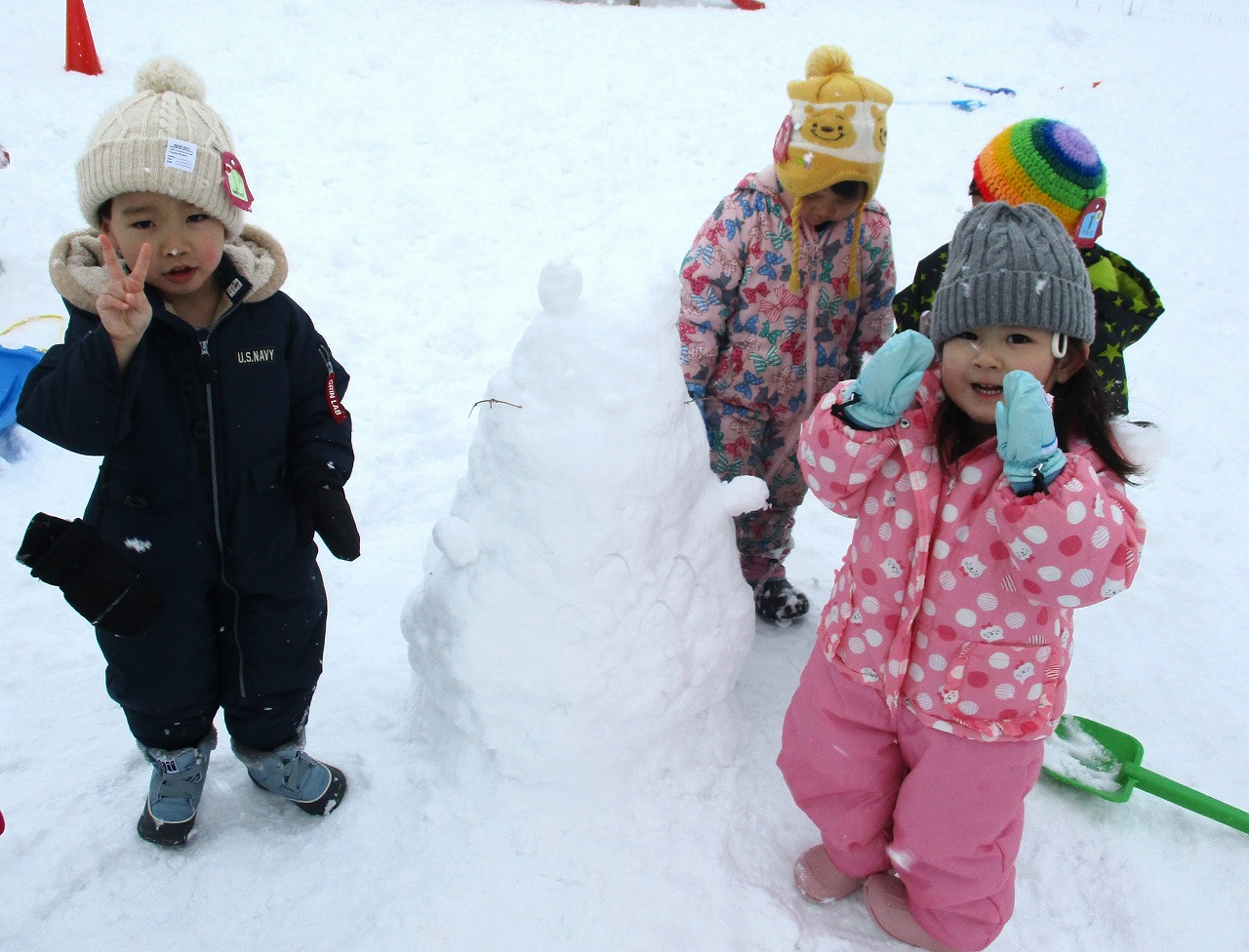 ゆうあい幼稚園　「トトロの雪だるま作ったよ」