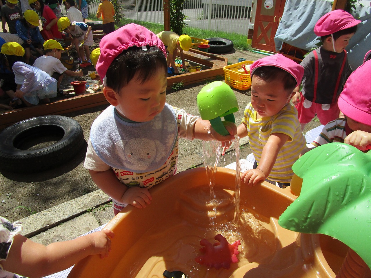 浜分こども園　1歳児水遊び