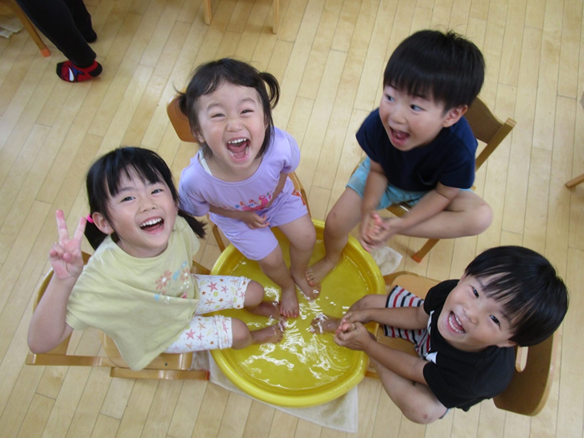 七重浜こども園　足水気持ちいいね