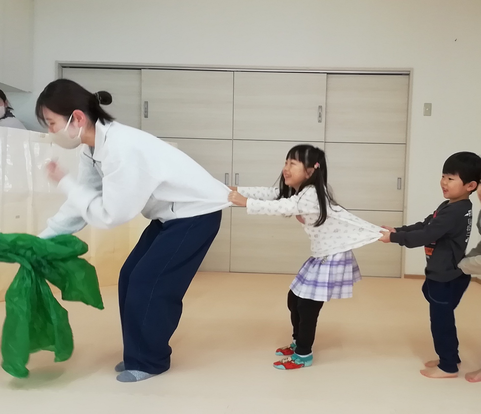 おひさま『大きなカブ』ごっこ