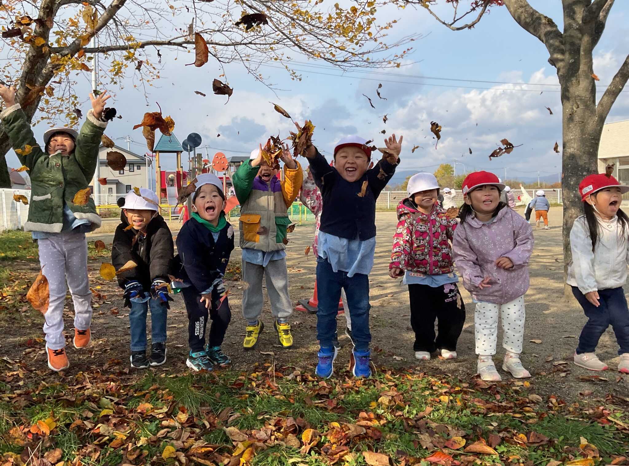 ゆうあい幼稚園「落ち葉で遊ぼう」