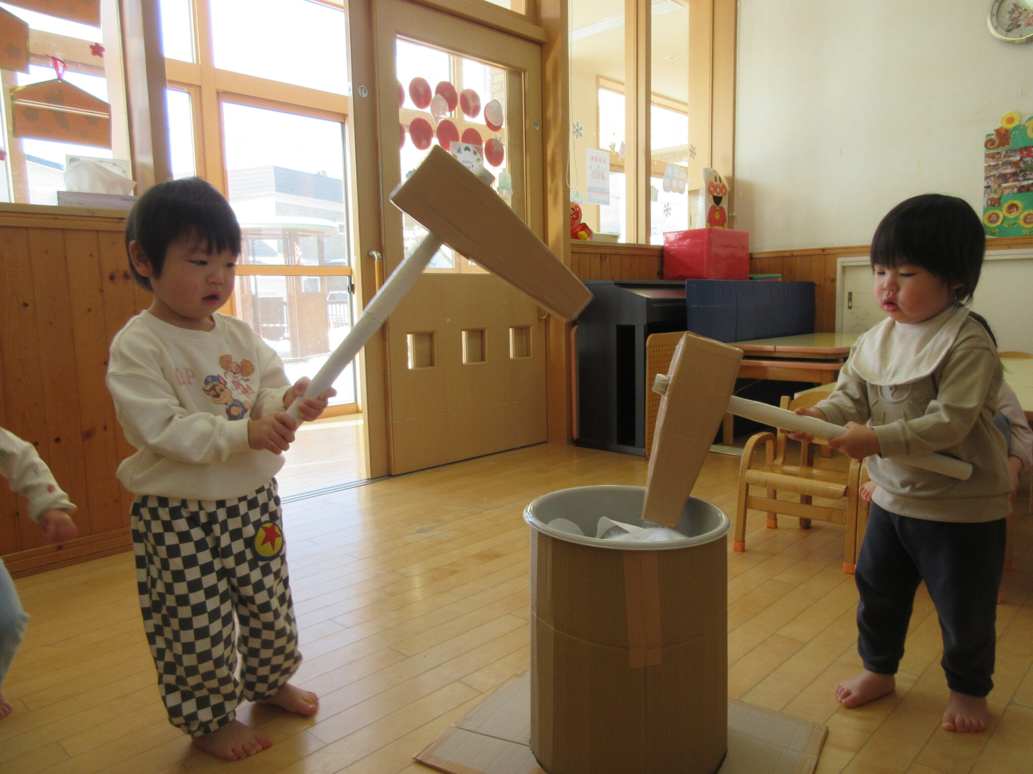 七重浜こども園　もちつきごっこ