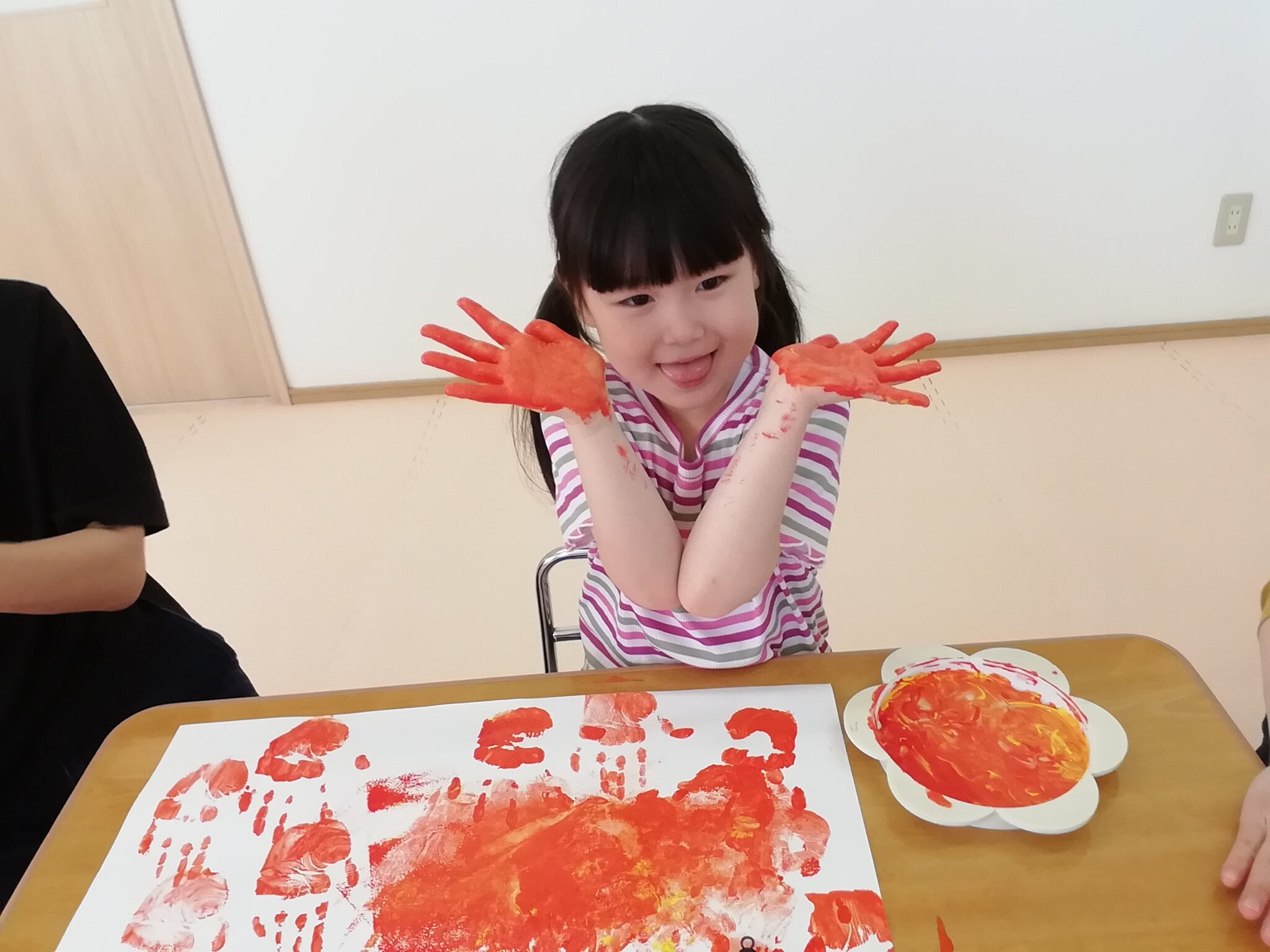 おひさま　単独クラス絵の具遊び
