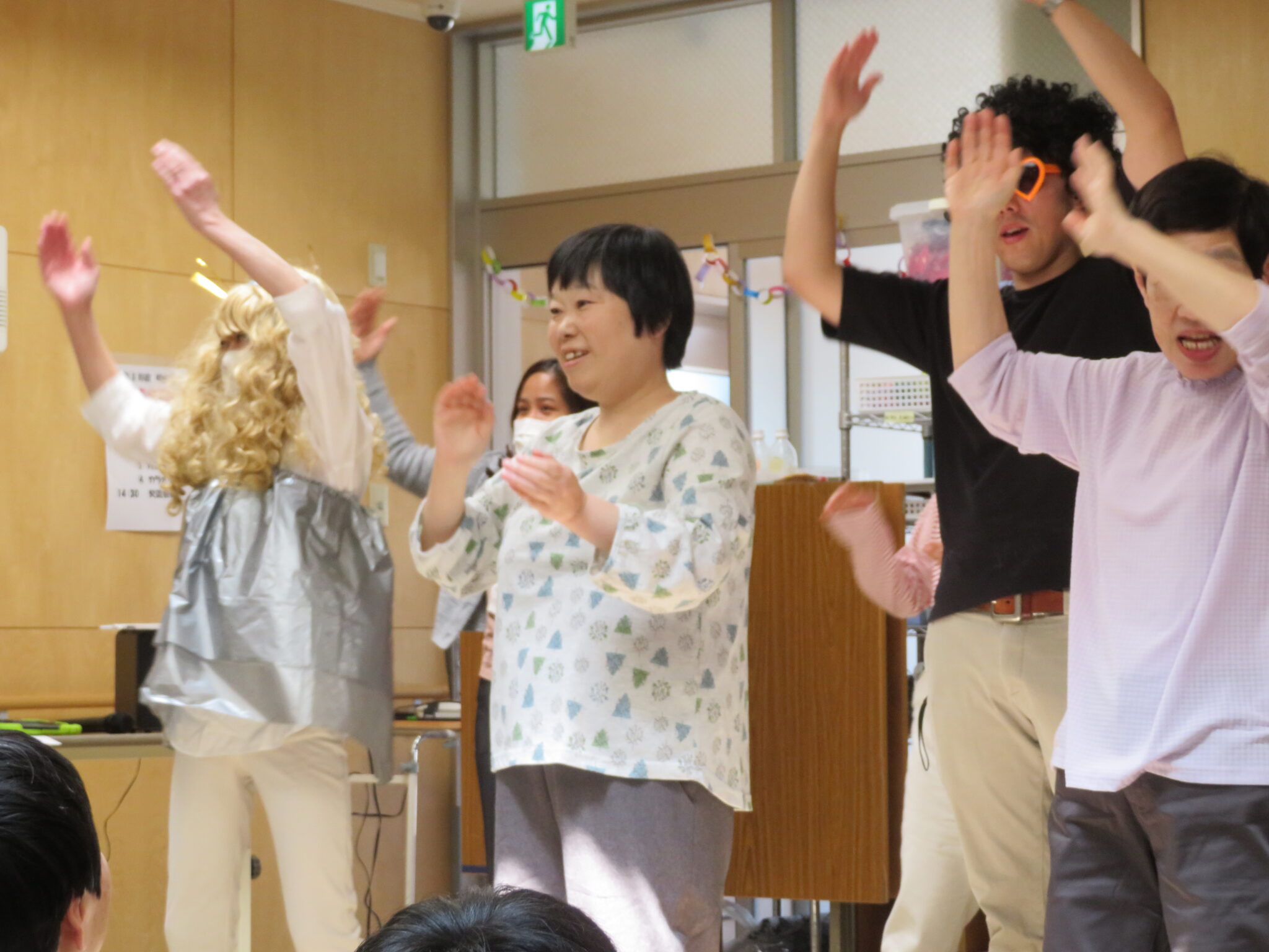 明生園　「保護者交流会にて職員とダンス①」