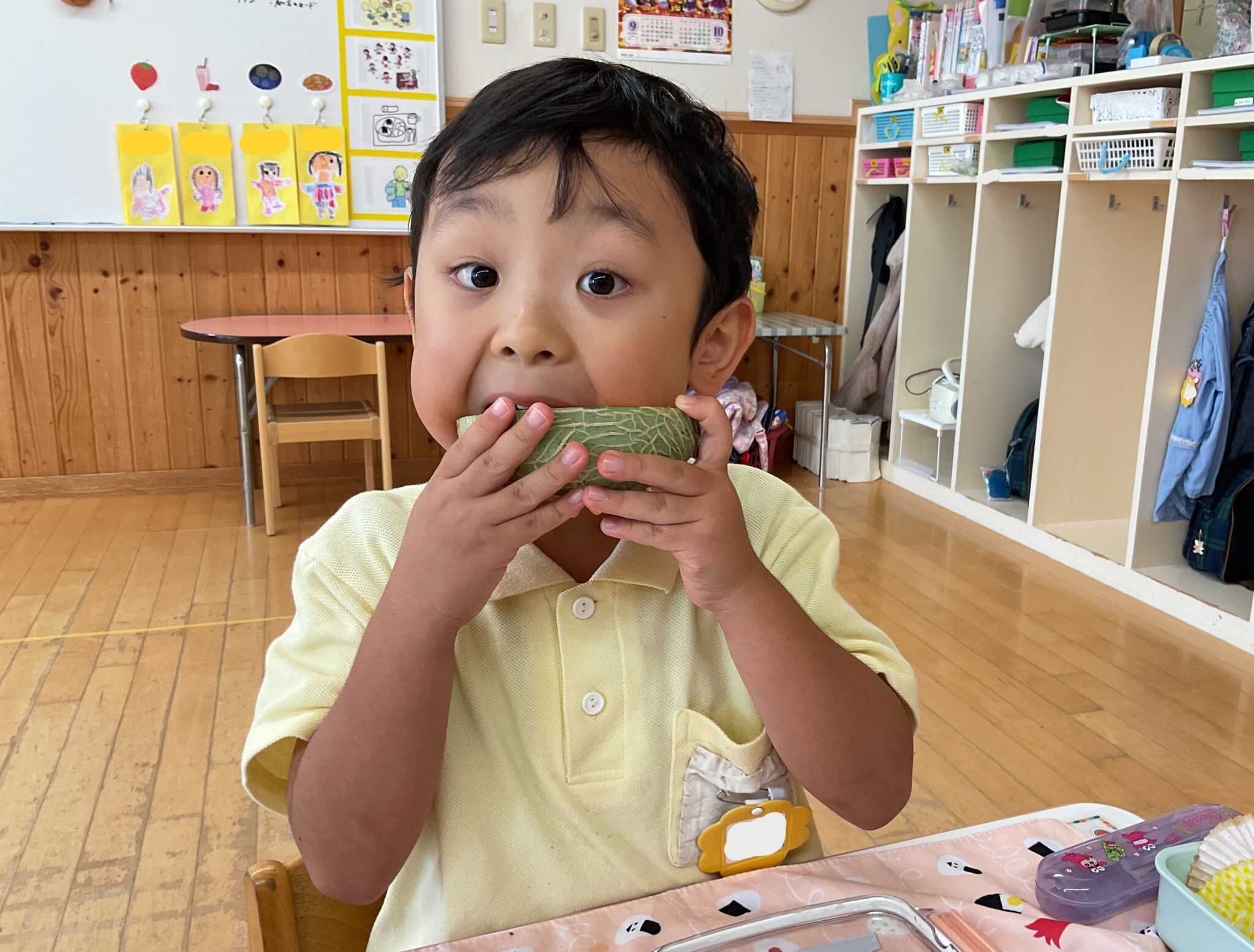 ゆうあい幼稚園「畑で採れたメロン、おいしいね」
