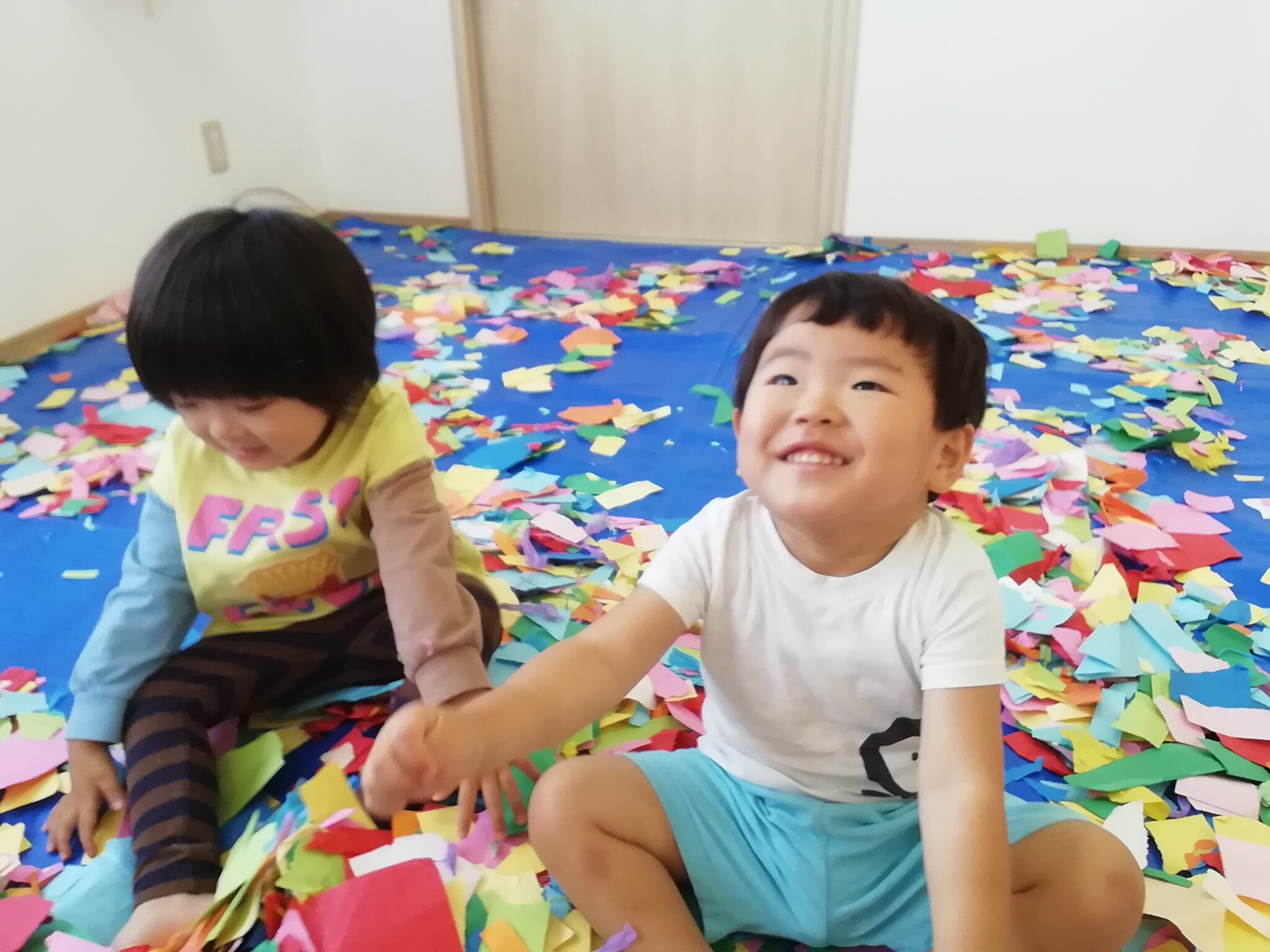 おひさま「紙吹雪遊び」