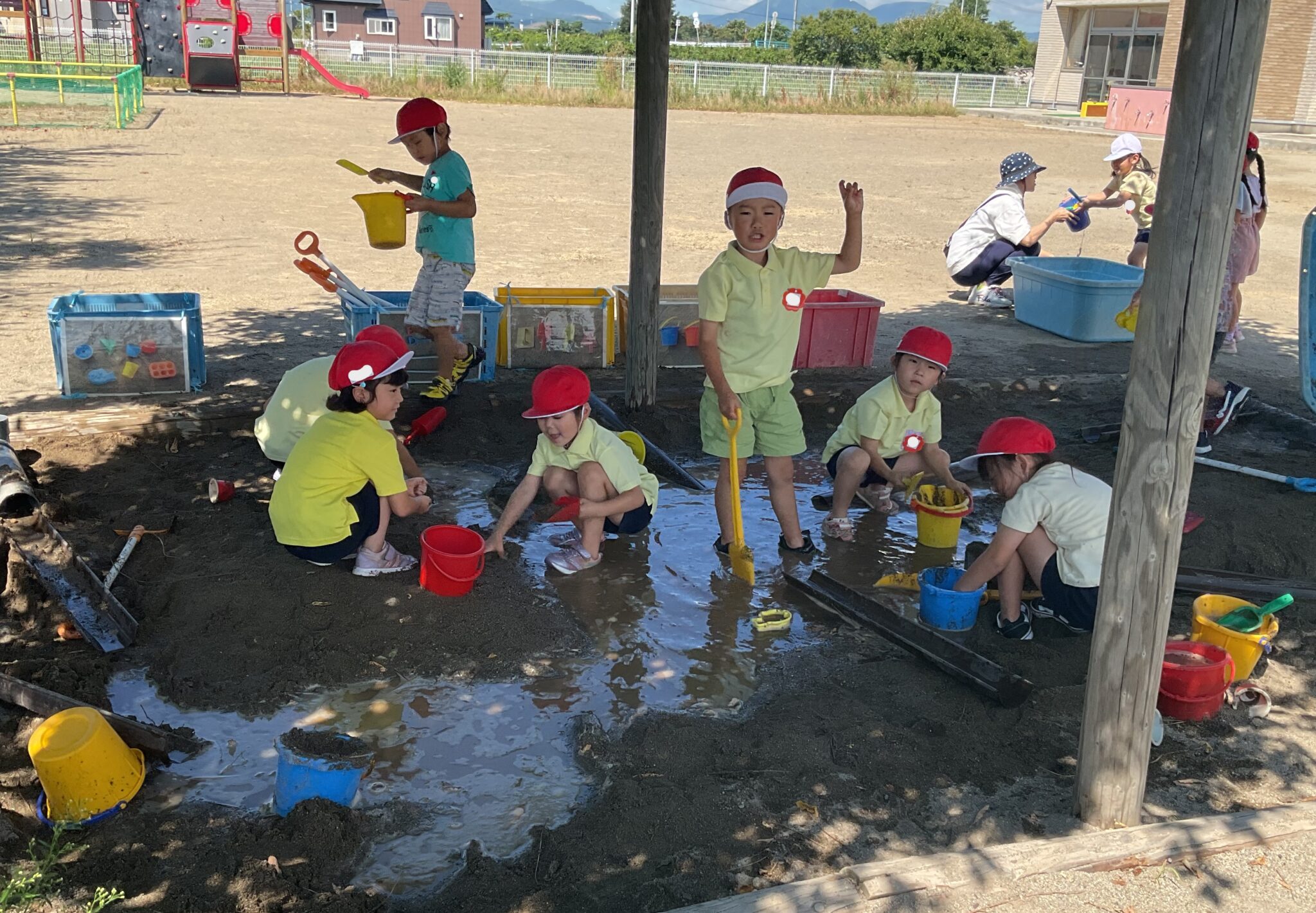 ゆうあい幼稚園「園庭で水遊び」